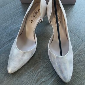 New Donna Soft suede metallic pumps 39 size 9 Italy. Box.